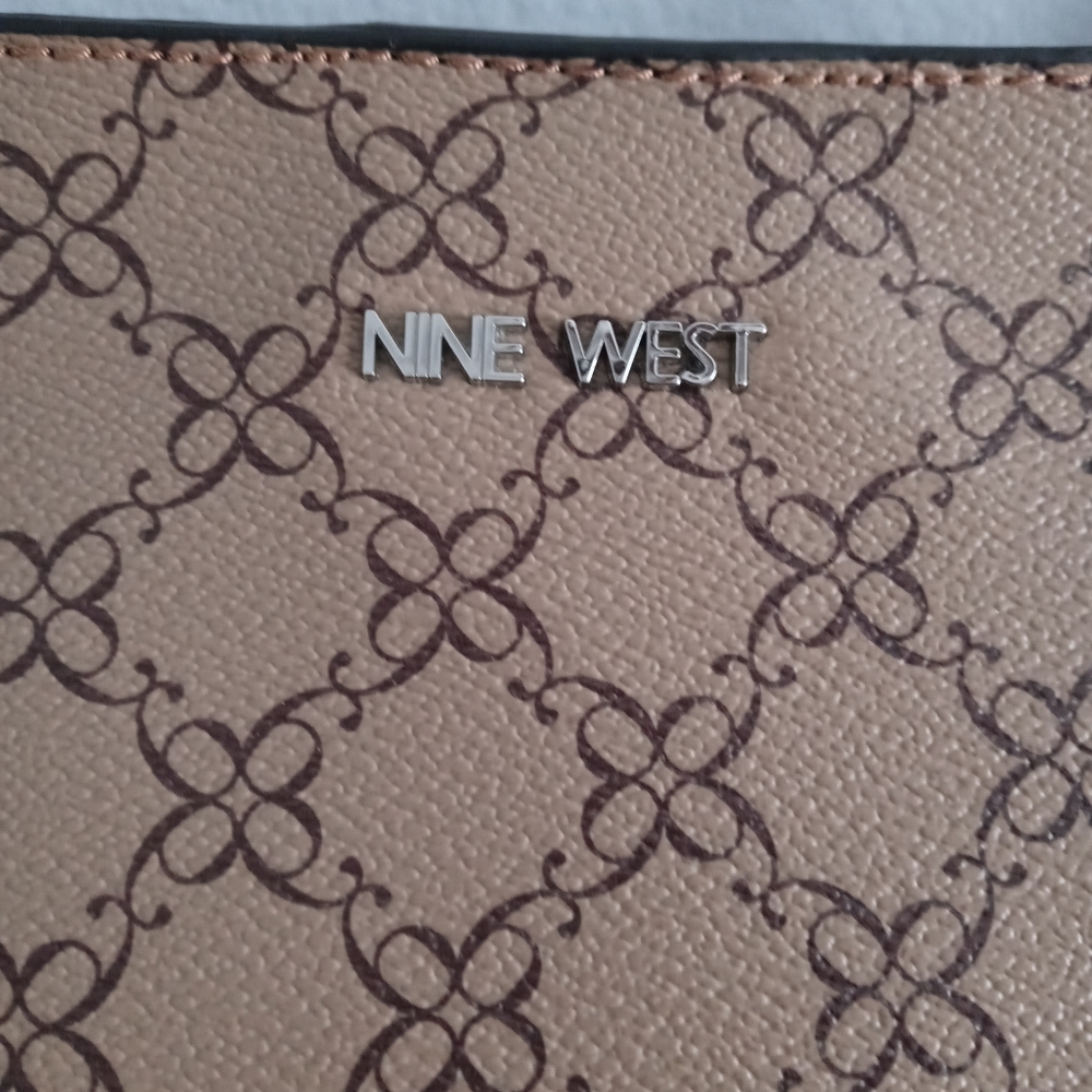 Nine West purse color brown Excellent Zippers Inside Good Condition - Picture 8 of 14